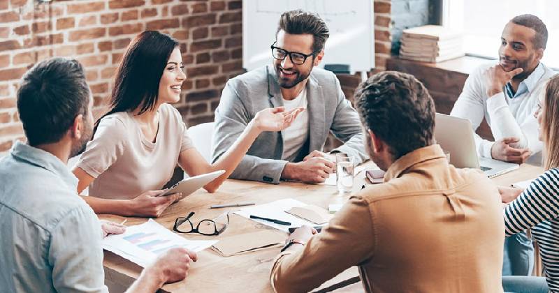 کوچینگ گروهی چیست؟ ( اهداف و مزایای آن در افزایش بهره وری)